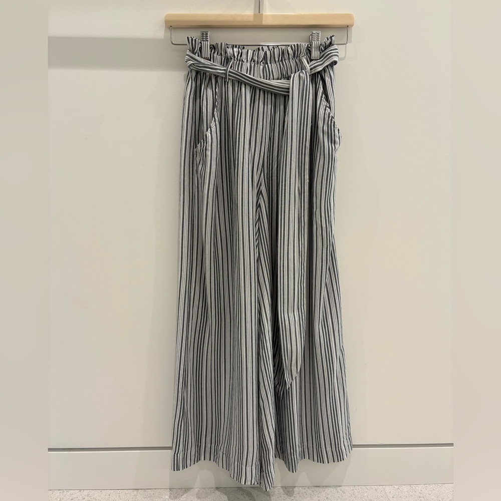American Eagle Outfitters - Women’s Black and White Cropped Wide Leg Flowy Pants